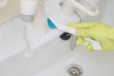 【トイレ・洗面台のラク掃除術】ブラシ不要！ 黒ずみも黄ばみも洗剤を”かけるだけ”で取れる！（サムネイル画像7）