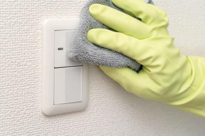 脚立無しでも高所の壁がピカピカ！【リビングの大掃除テク】面倒な壁・窓、お掃除職人きよきよさんならどうする？（サムネイル画像5）