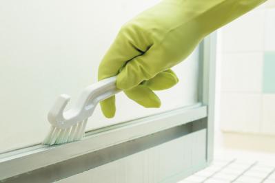 浴室の汚れが激落ち！100均の「コゲとりスポンジ」って？ お掃除職人きよきよさん愛用【疲れない大掃除ワザ】（サムネイル画像11）