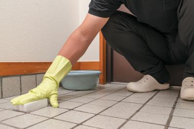 やりがちな【玄関掃除のNG】とは？お掃除職人きよきよさんの「汚れを定着させない」掃除テクも紹介（サムネイル画像3）
