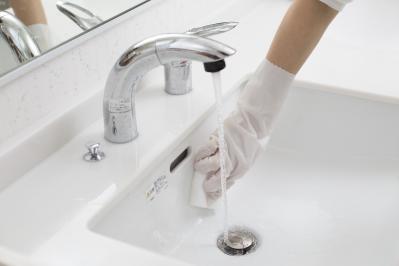 【トイレ・洗面台のラク掃除術】ブラシ不要！ 黒ずみも黄ばみも洗剤を”かけるだけ”で取れる！