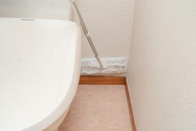 【トイレ・洗面台のラク掃除術】ブラシ不要！ 黒ずみも黄ばみも洗剤を”かけるだけ”で取れる！（サムネイル画像5）