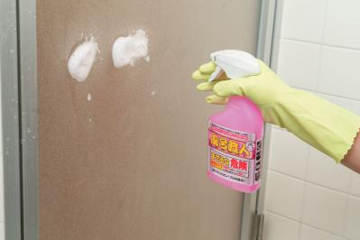 浴室の汚れが激落ち！100均の「コゲとりスポンジ」って？ お掃除職人きよきよさん愛用【疲れない大掃除ワザ】（サムネイル画像10）