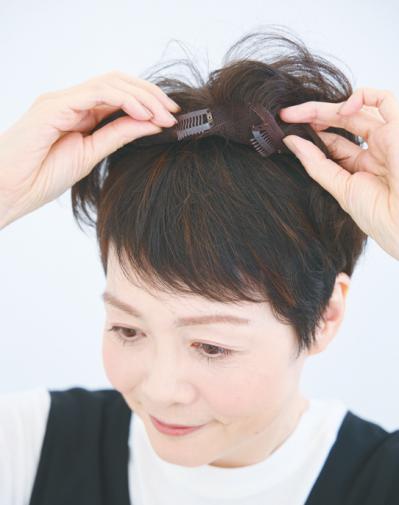 【初めてのウィッグ】頭頂部のボリュームをカバーして見違え！ グレイヘアへの移行期にもおすすめ（サムネイル画像8）
