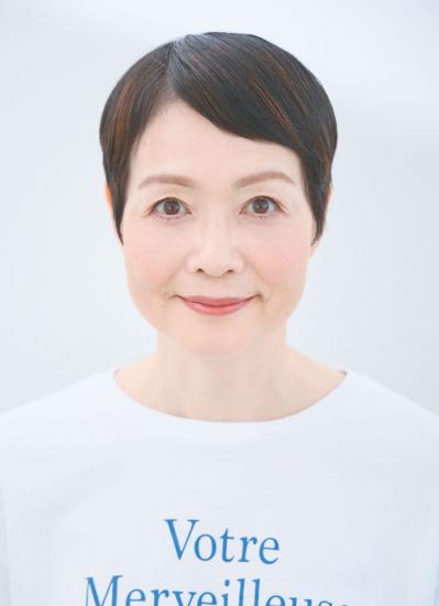 【初めてのウィッグ】頭頂部のボリュームをカバーして見違え！ グレイヘアへの移行期にもおすすめ（サムネイル画像2）