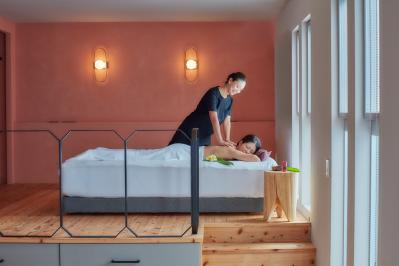 大人気のリゾート地・宮古島に誕生した一棟貸しの【VILLA OLOO（ヴィラ オールー）】。「まるでおしゃれな隠れ家！」と早くも話題に（サムネイル画像12）