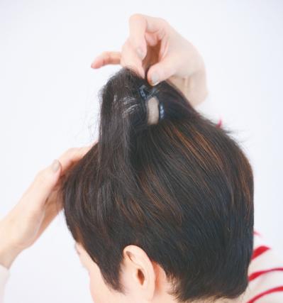 【分け目の白髪】の悩みはこれで解決！ 超コンパクトなのに優秀なウィッグを公開（サムネイル画像8）