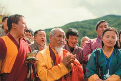 白髪のお坊さん、ブータンで初の「選挙」に挑む！『お坊さまと鉄砲』【中野翠のCINEMAコラム】（サムネイル画像2）