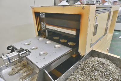 罪悪感ゼロ！おやつ感覚でカルシウム摂取できる「いわしせんべい」が美味しすぎる（サムネイル画像5）