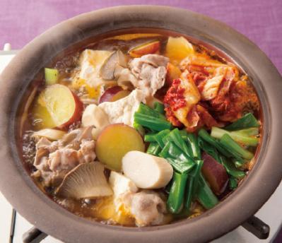 体が温まる【鍋レシピ】2選「鶏だんごの焼き梅みそ鍋」「豚肉とさつまいものキムチ鍋」（サムネイル画像3）