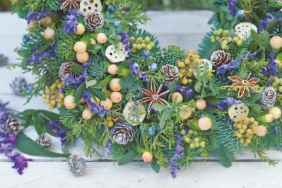 【花の間違い探し】「恵みのリース」の2つの写真に5つのちがいが。さて、どこ？（サムネイル画像3）