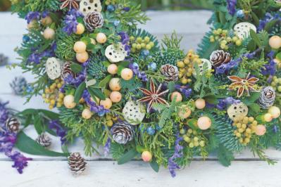 【花の間違い探し】「恵みのリース」の2つの写真に5つのちがいが。さて、どこ？（サムネイル画像2）