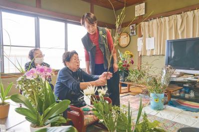 【100歳・ひとり暮らしで3食自炊】現役の華道家、中井敏子さんの健康でボケない秘訣とは？（サムネイル画像2）