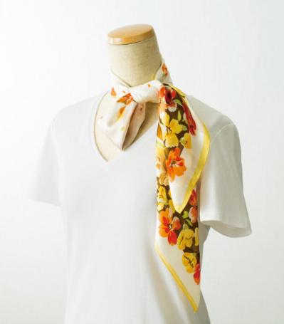 スカーフの巻き方で顔まわり華やかに！「リボン結び」と「シングルリボン」の簡単テクニック（サムネイル画像10）