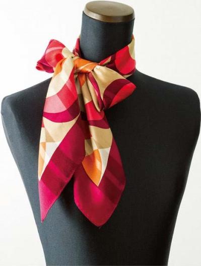 スカーフの巻き方で顔まわり華やかに！「リボン結び」と「シングルリボン」の簡単テクニック（サムネイル画像2）