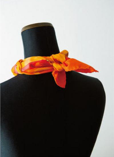 「センスがいいですね」と言われる【定番スカーフの巻き方2選】「スタイリッシュ プリーツ」と「チョーカー結び」（サムネイル画像11）