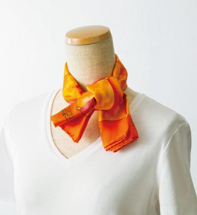 「センスがいいですね」と言われる【定番スカーフの巻き方2選】「スタイリッシュ プリーツ」と「チョーカー結び」（サムネイル画像2）