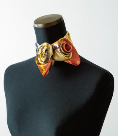 【スカーフの巻き方2選】ジャケットに合う！「チェーン チョーカー」と「ローズ結び」（サムネイル画像12）