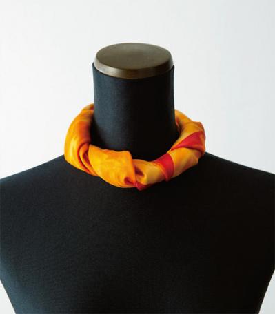 「センスがいいですね」と言われる【定番スカーフの巻き方2選】「スタイリッシュ プリーツ」と「チョーカー結び」（サムネイル画像10）