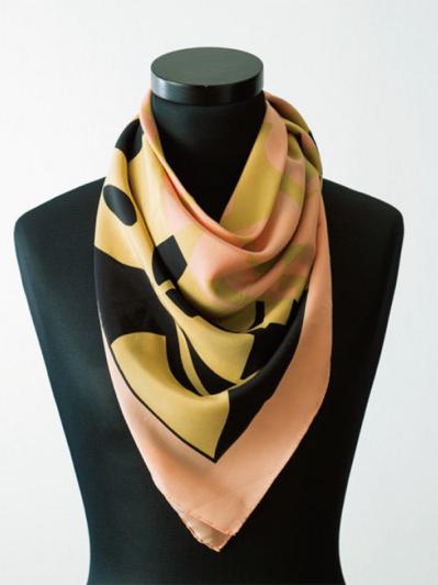 品良く優雅な定番スカーフの【巻き方2選】「オフタートル」と「アスコットタイ」（サムネイル画像2）