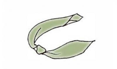 ガラリと雰囲気が変わる！【定番スカーフの巻き方2選】「2重ループノット」と「トライアングル」（サムネイル画像3）