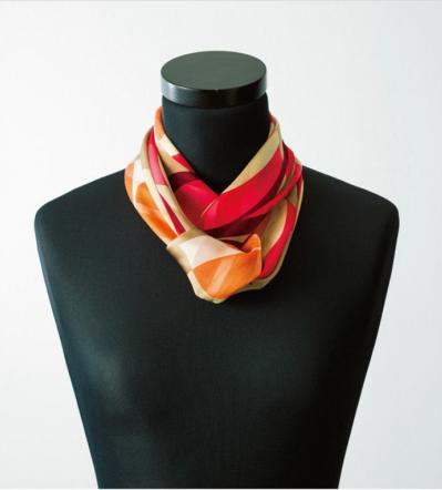 【スカーフの巻き方2選】ジャケットに合う！「チェーン チョーカー」と「ローズ結び」（サムネイル画像2）