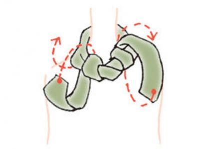 「センスがいいですね」と言われる【定番スカーフの巻き方2選】「スタイリッシュ プリーツ」と「チョーカー結び」（サムネイル画像17）