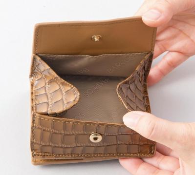 コンパクトで機能的な【二つ折り財布】5選。2025年に買いたいのはコレ！（サムネイル画像5）