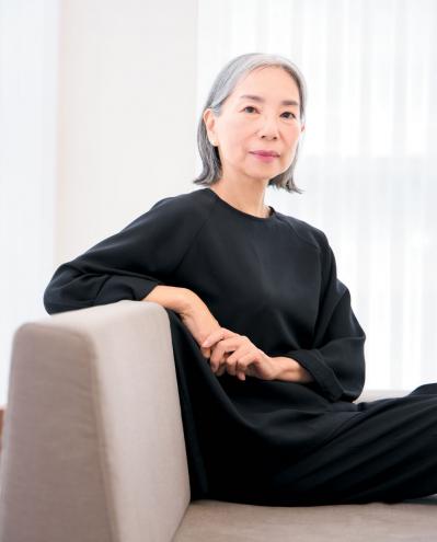 ヘアメイク職人・化け子さんがレクチャー！ エッセイストが実践する【グレイヘア】を生かしたメイク法とは？（サムネイル画像17）