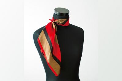 小さくても存在感大！簡単スカーフの巻き方「アシンメトリー結び」で優雅に