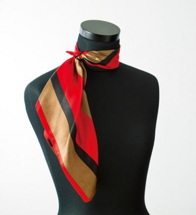 小さくても存在感大！簡単スカーフの巻き方「アシンメトリー結び」で優雅に（サムネイル画像2）