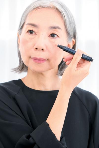 ヘアメイク職人・化け子さんがレクチャー！ エッセイストが実践する【グレイヘア】を生かしたメイク法とは？（サムネイル画像9）