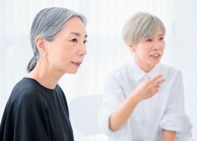 ヘアメイク職人・化け子さんと考える【グレイヘアに似合うメイク】とは？（サムネイル画像6）