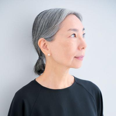 ヘアメイク職人・化け子さんがレクチャー！ エッセイストが実践する【グレイヘア】を生かしたメイク法とは？（サムネイル画像7）