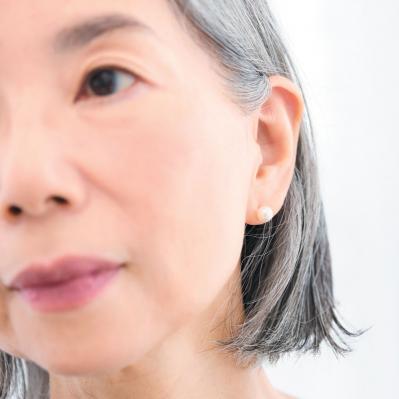 ヘアメイク職人・化け子さんがレクチャー！ エッセイストが実践する【グレイヘア】を生かしたメイク法とは？（サムネイル画像5）