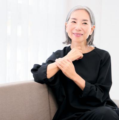 ヘアメイク職人・化け子さんがレクチャー！ エッセイストが実践する【グレイヘア】を生かしたメイク法とは？（サムネイル画像10）