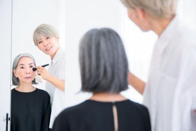 ヘアメイク職人・化け子さんと考える【グレイヘアに似合うメイク】とは？（サムネイル画像4）