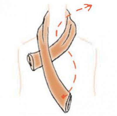 可愛すぎない【ロングスカーフの巻き方2選】スタイリッシュな「リボン結び」とクールな「トリプルテイル」（サムネイル画像6）