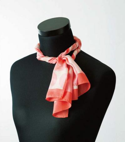 初心者でも簡単！【ロングスカーフの巻き方2選】「ひと結び」と「ツイストループ」で個性的に（サムネイル画像9）