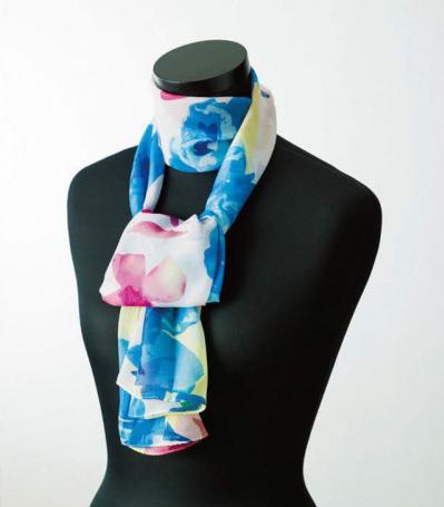 可愛すぎない【ロングスカーフの巻き方2選】スタイリッシュな「リボン結び」とクールな「トリプルテイル」（サムネイル画像10）