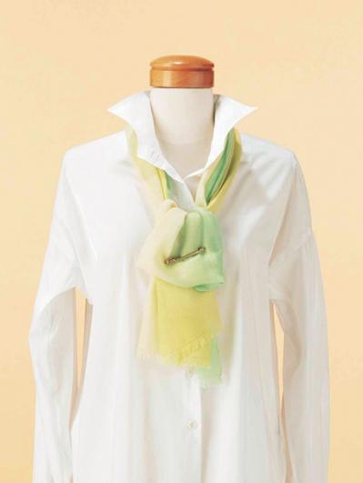 可愛すぎない【ロングスカーフの巻き方2選】スタイリッシュな「リボン結び」とクールな「トリプルテイル」（サムネイル画像17）