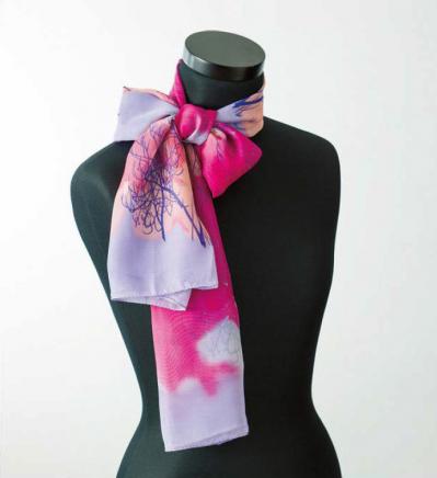 可愛すぎない【ロングスカーフの巻き方2選】スタイリッシュな「リボン結び」とクールな「トリプルテイル」（サムネイル画像2）