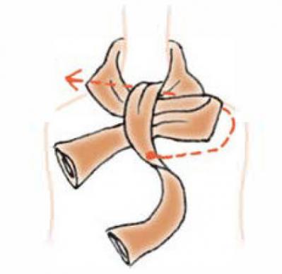 可愛すぎない【ロングスカーフの巻き方2選】スタイリッシュな「リボン結び」とクールな「トリプルテイル」（サムネイル画像7）