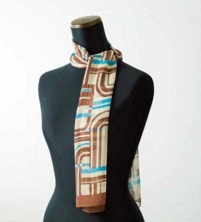 初心者でも簡単！【ロングスカーフの巻き方2選】「ひと結び」と「ツイストループ」で個性的に（サムネイル画像2）