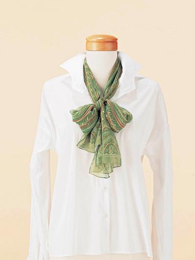 可愛すぎない【ロングスカーフの巻き方2選】スタイリッシュな「リボン結び」とクールな「トリプルテイル」（サムネイル画像9）