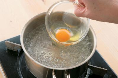 【卵料理のコツ】「ポーチドエッグ」をうまく作るには？ 絶品「エッグベネディクト」レシピも公開（サムネイル画像2）