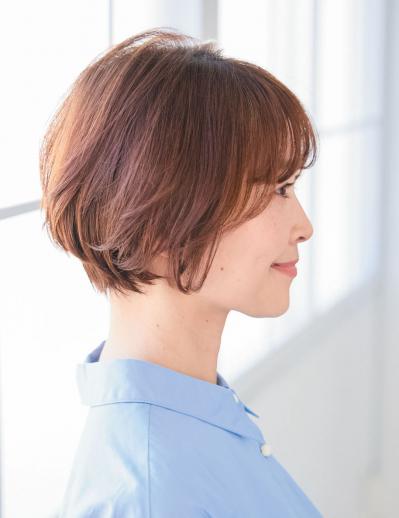 【50代】2025年最旬のショートスタイル「お悩みも解決！」うねるクセも生かせるスタイリングのコツ（サムネイル画像3）