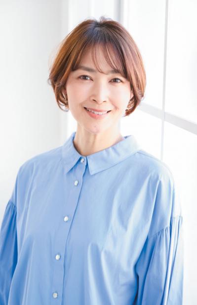 【50代】2025年最旬のショートスタイル「お悩みも解決！」うねるクセも生かせるスタイリングのコツ（サムネイル画像2）