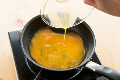ご飯を包まないから簡単！ふわとろ「ドレスドオムライス」の作り方を伝授【卵料理のコツ】（サムネイル画像2）