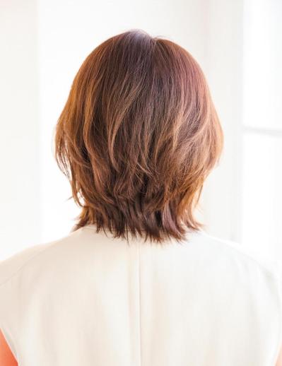 【50代からのミディアムヘア】ひし形シルエット＋外ハネで今っぽく！2025年最旬ヘアスタイル2選（サムネイル画像4）